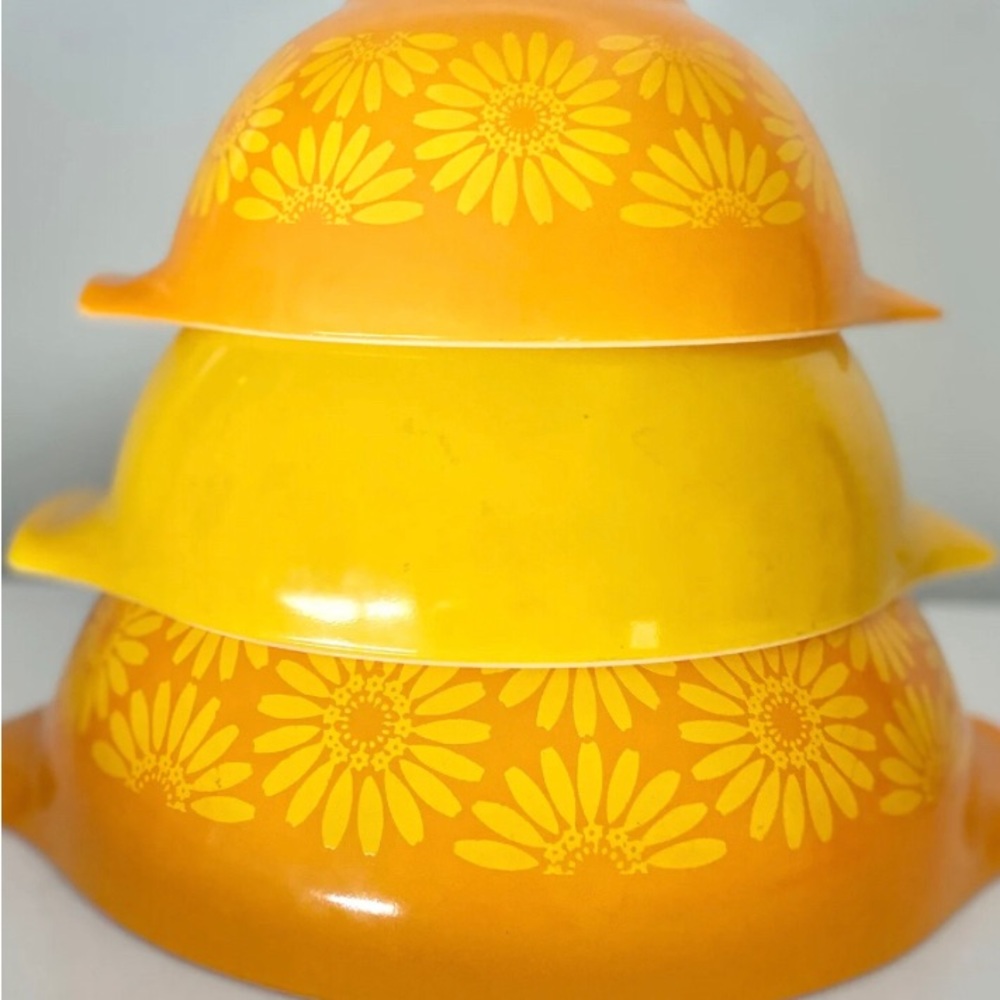 Vintage 3 piece PYREX Sunflower Cinderella Bowls - Picture 3 of 9